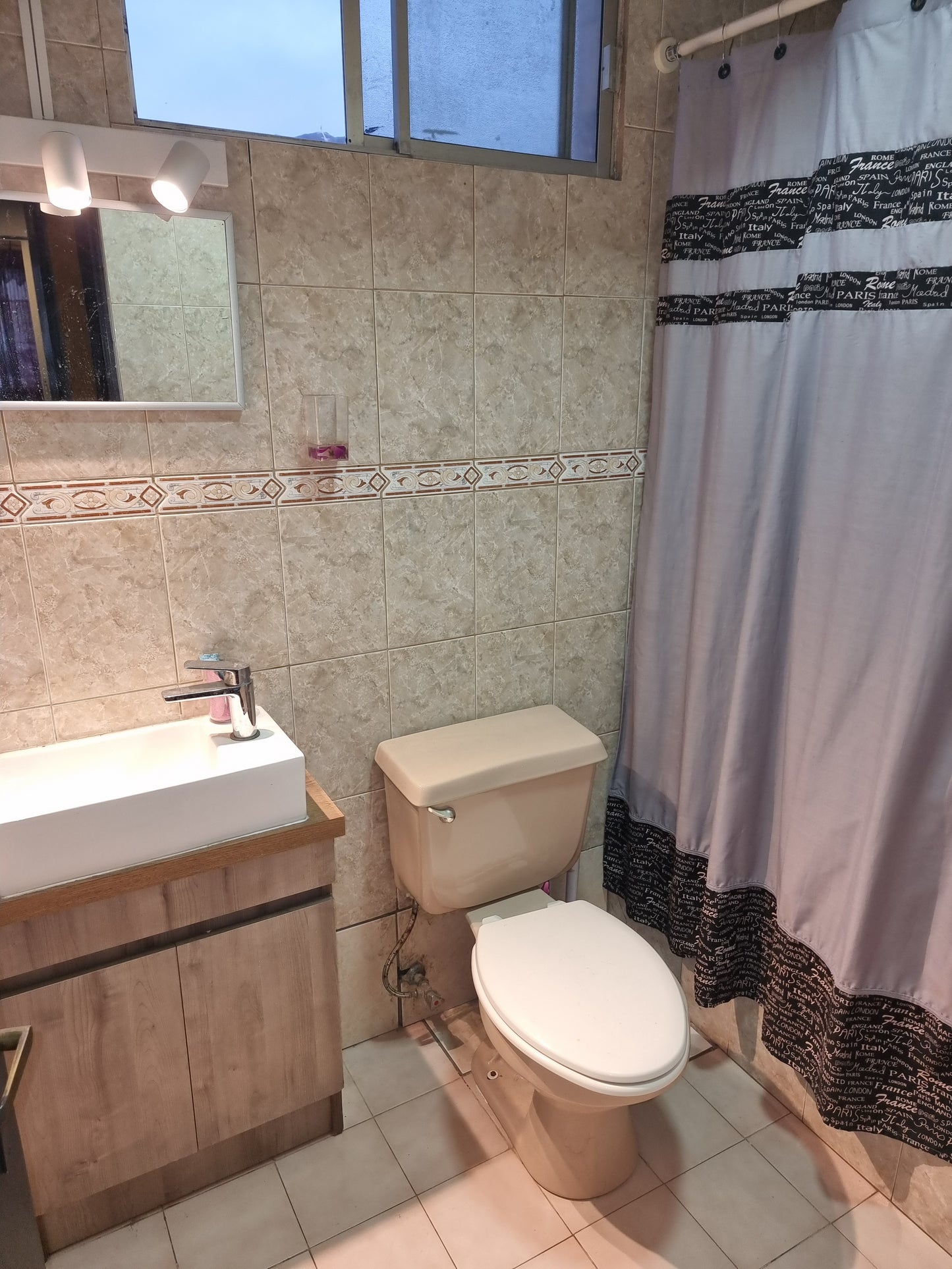 🏘️✨ A pasos del centro 🏘️
Se Vende sin Comisión Casa en Condominio –Ubicación Central! Antofagasta