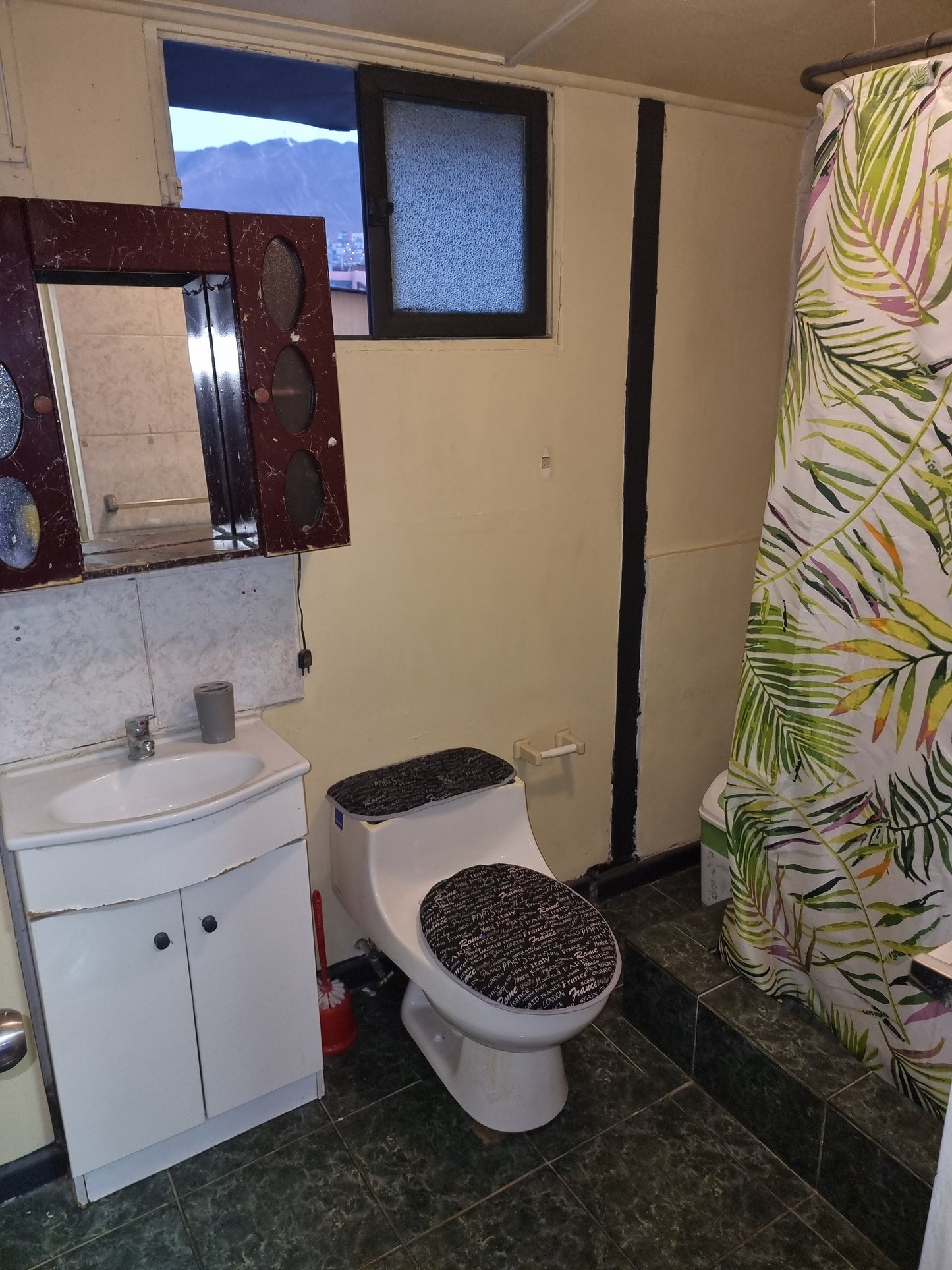 🏘️✨ A pasos del centro 🏘️
Se Vende sin Comisión Casa en Condominio –Ubicación Central! Antofagasta