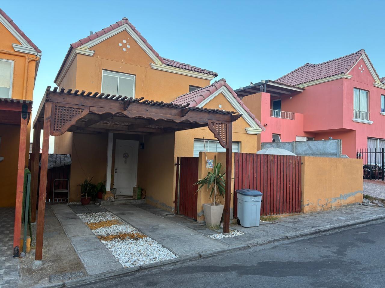 Casa en Venta Condominio Argos | 3 Dormitorios | 80 m² Construidos | 175 m² Terreno | 1 Estacionamiento | 5.800 UF | Antofagasta