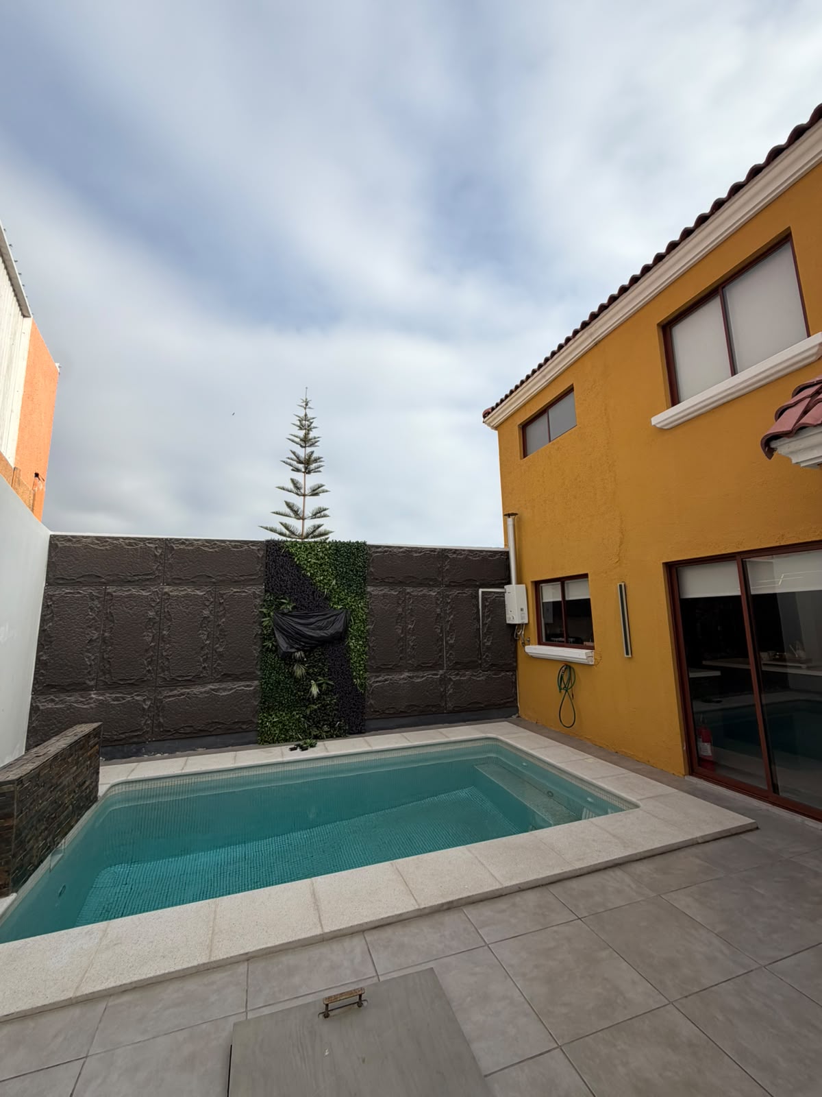 🏡SE VENDE CASA REMODELADA, AMOBLADA Y LISTA PARA HABITAR – CONDOMINIO MEGARA, SECTOR NORTE