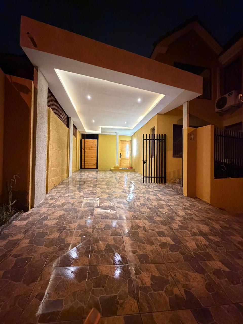 🏡SE VENDE CASA REMODELADA, AMOBLADA Y LISTA PARA HABITAR – CONDOMINIO MEGARA, SECTOR NORTE