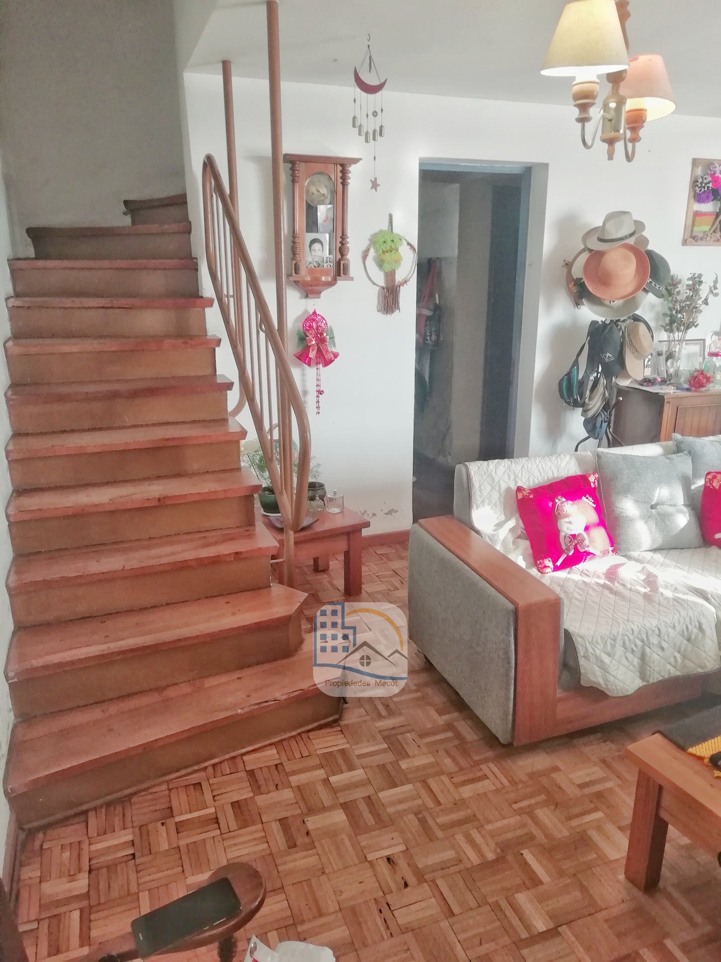 Se vende  casa 2 pisos, regularizada en Sector Gran Vía! 🏡✨ Cerca Universidad Católica del Norte. (Copia)