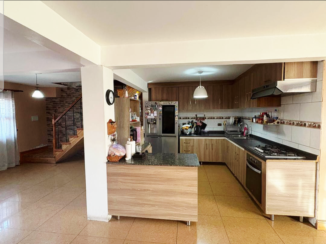 Casa de 3 pisos en venta