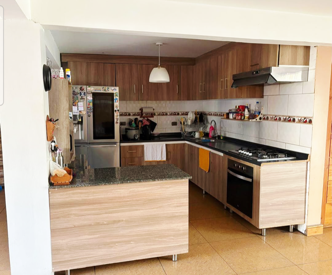 Casa de 3 pisos en venta